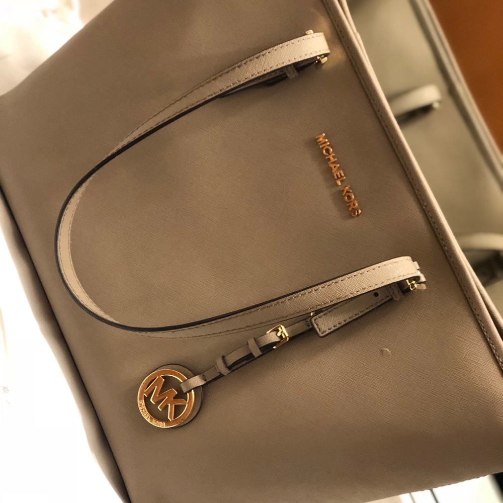 MICHAEL KORS JETSET MEDIUM SAFFIANO LEATHER TOPZIP